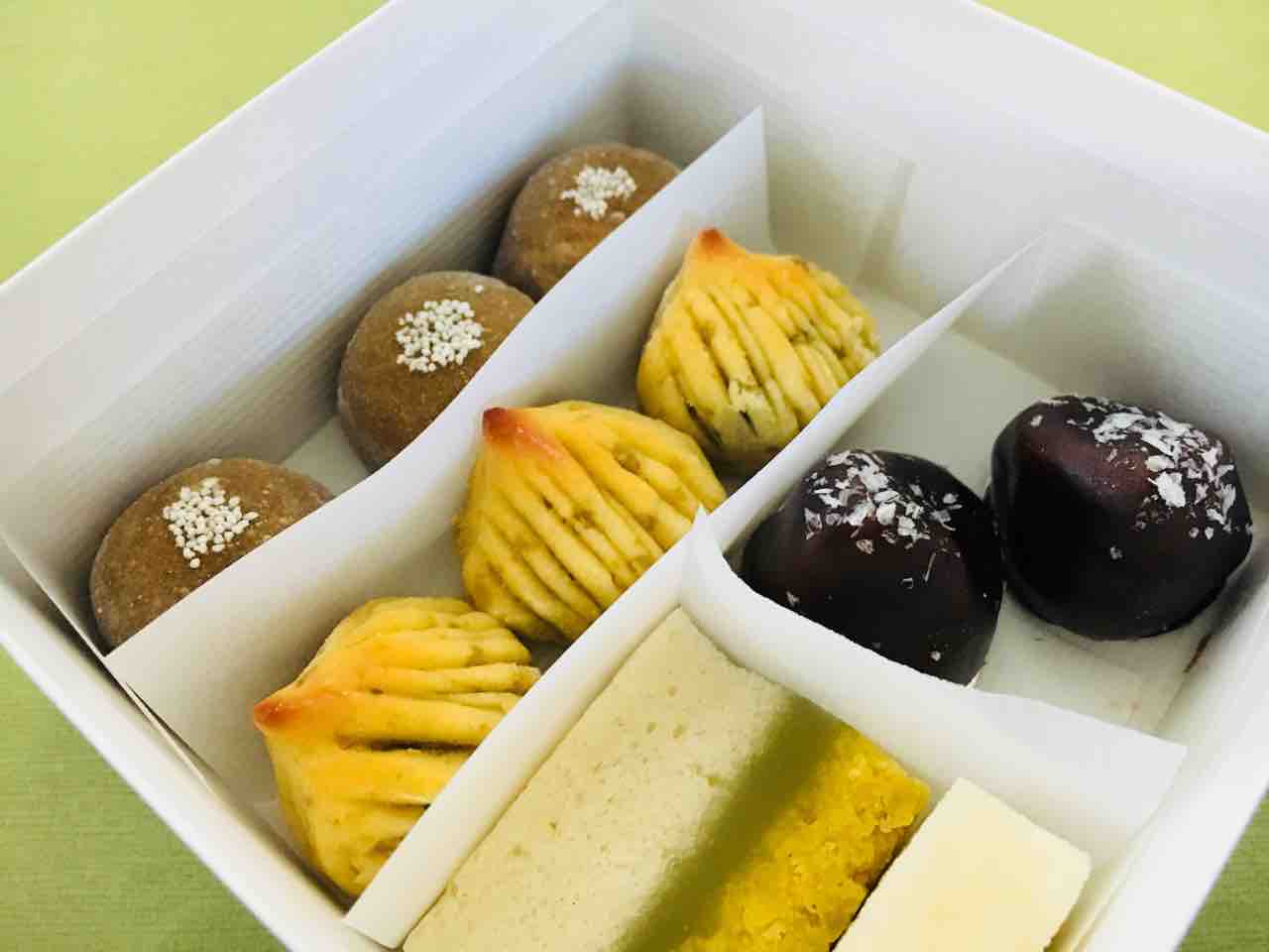 第1692回 むらさきやの中干菓子『小倉山』と『菊 重』 : 和菓子魂