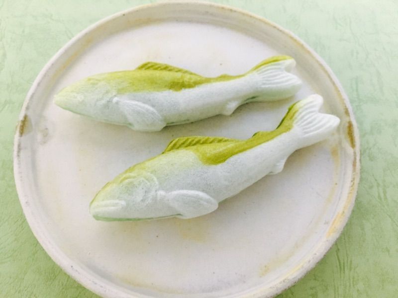 昭和レトロ。白蝶貝の鮎の飾り。 第1308回 松鶴堂の『鮎のかほり』と『生姜ようかん』 : 和菓子魂