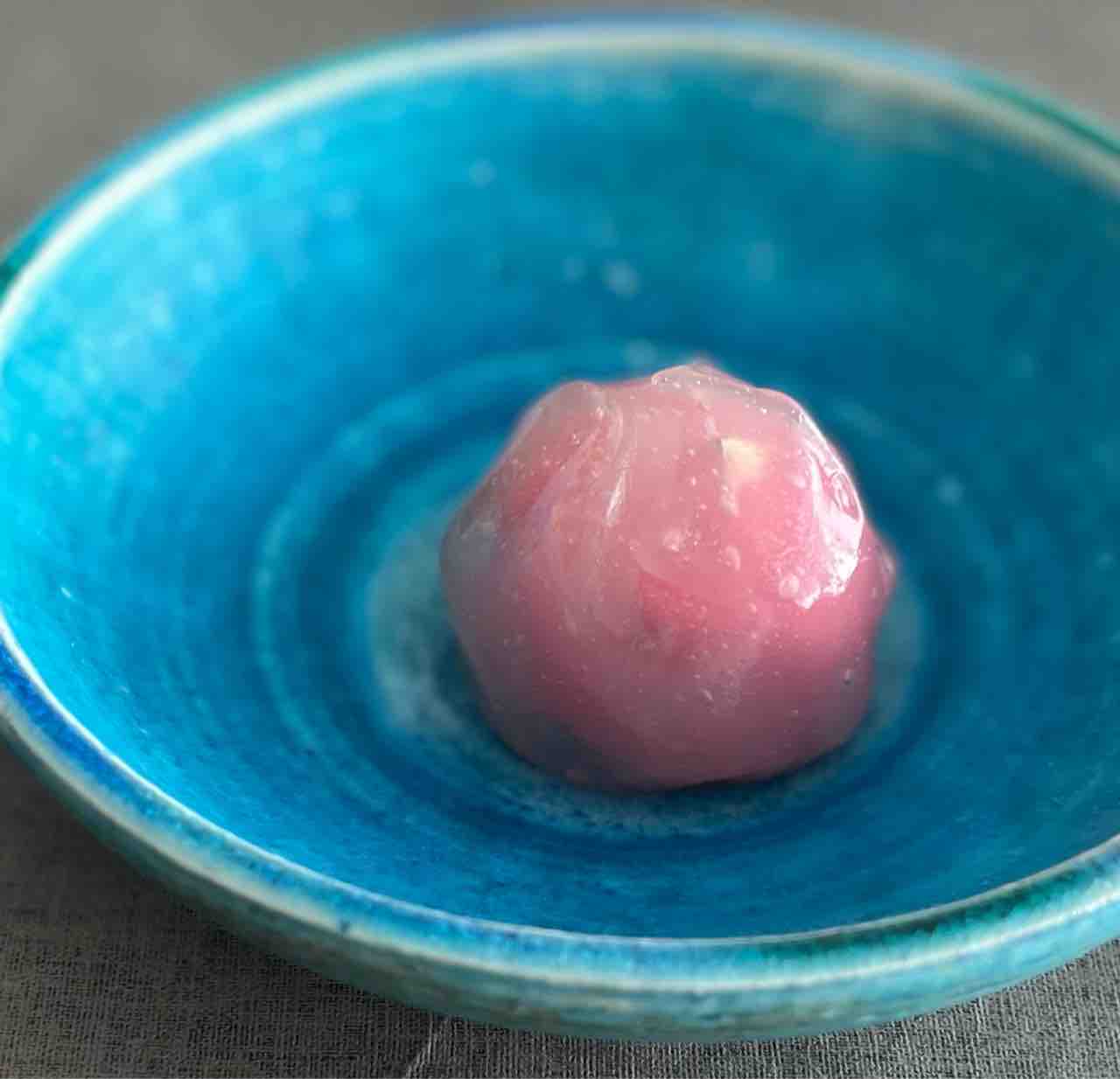 和菓子で作られた牡丹の花です、食べれますが、飾り物が良いと思います 第1623回 末 富の生菓子『夕 顔』と『水牡丹』 : 和菓子魂！ Powered