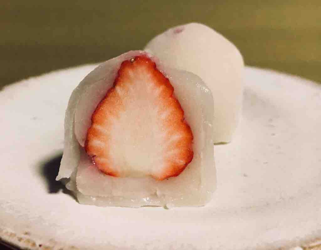 第1762回 鳥取宝月堂の『いちごミルク大福』と『DORA』 : 和菓子