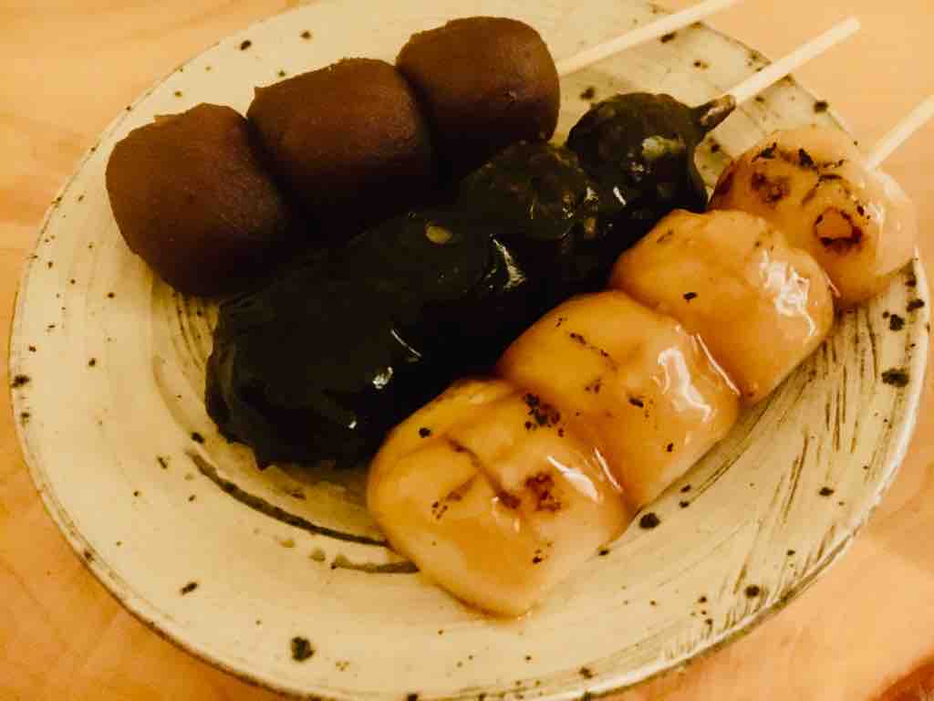 第2555回 和 楽の『三色柏餅』と『串団子』 : 和菓子魂！ Powered by
