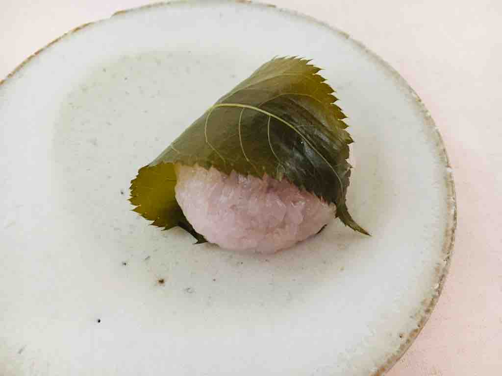 第2536回 赤坂青野の 草だんご ごま名月 と 長命寺桜餅 和菓子魂 Powered By ライブドアブログ 第2536回 赤坂青野の 草だんご ごま名月 と 長命寺桜餅 和菓子魂 Powered By ライブドアブログ