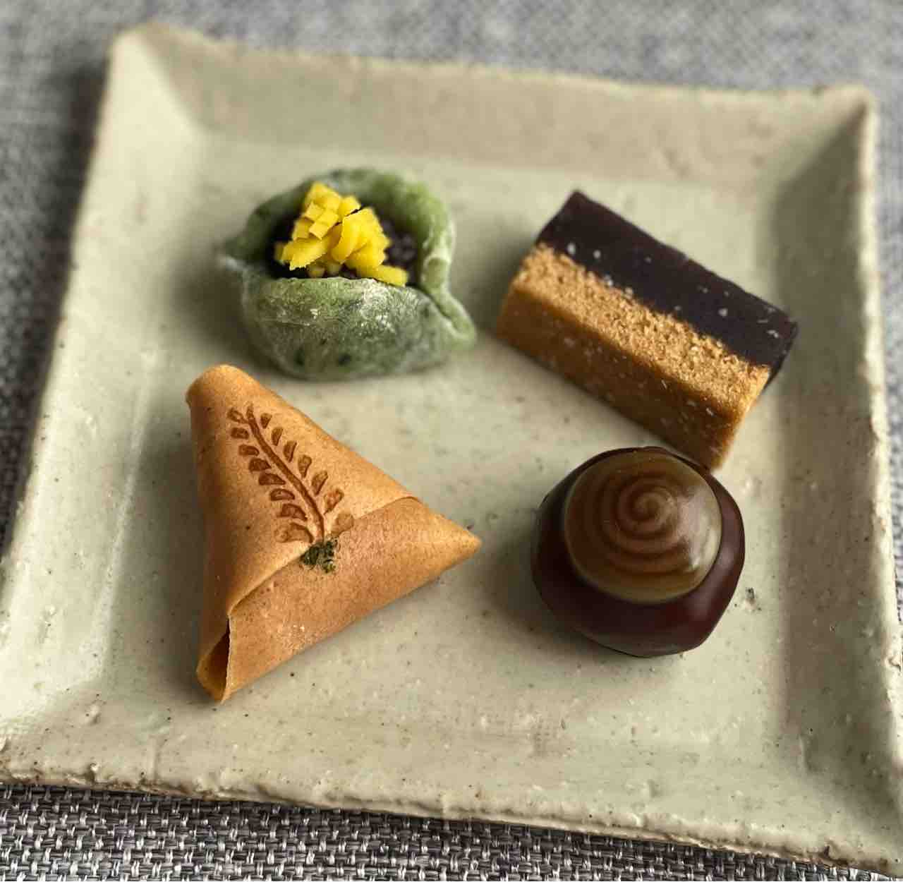 第403回 むらさきやの中干菓子『浮 水』と焼皮製『 藤 』 : 和菓子魂