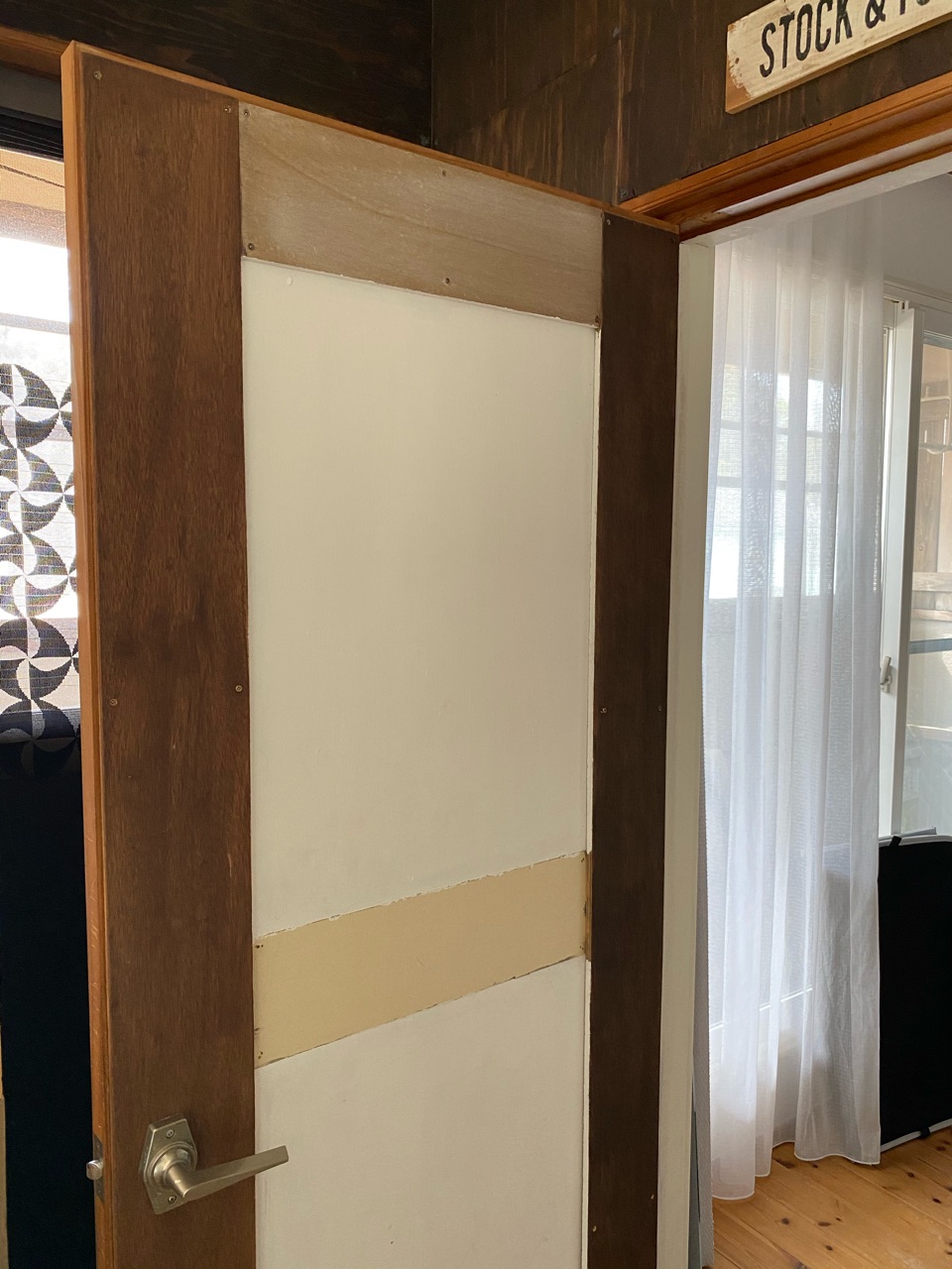 ボロボロのドアをdiyで北欧風にペイントリメイク Studio In The Afternoon リノベーションとお家収納diy Wagon Worksブログ Powered By ライブドアブログ