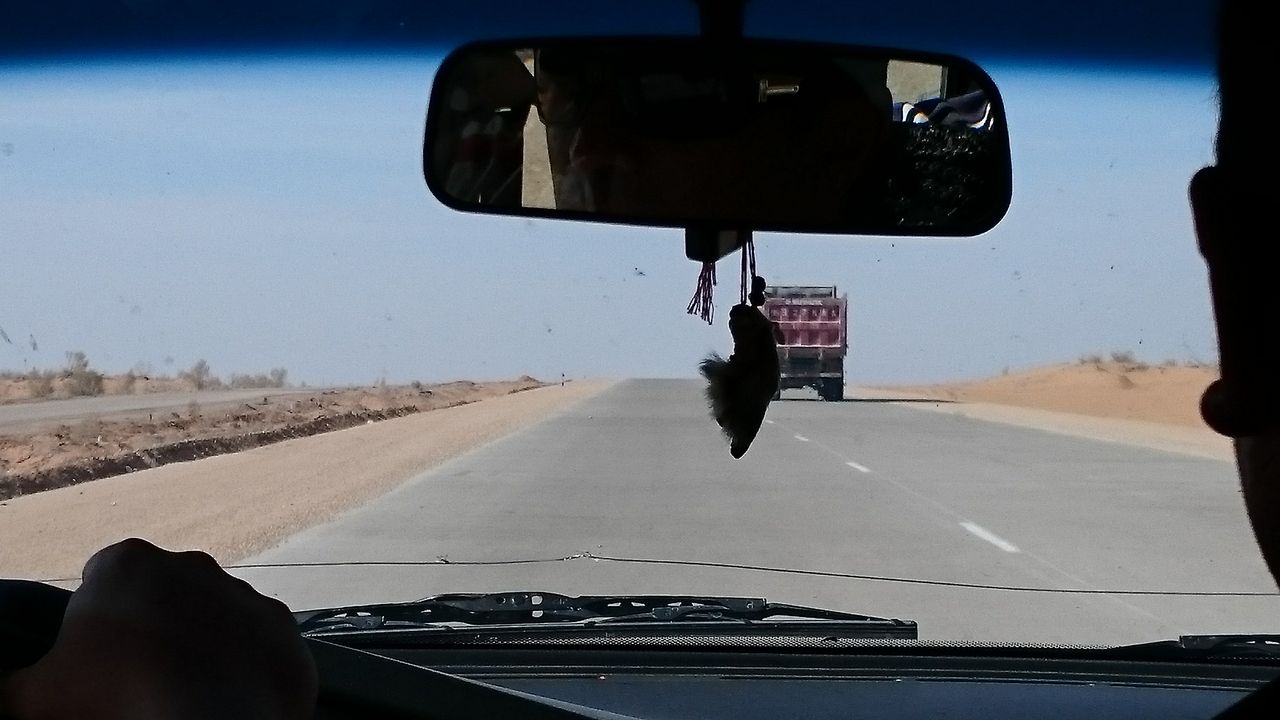 3 7 ワイ 砂漠のど真ん中で車が故障する ウズベキスタン ヒヴァ ワイ ２７歳 嫁を置いて世界一周