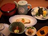名物「鯛茶漬け」は鯛そぼろなどをのせて食べる