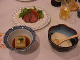 テーブルには夕食がセットされていた