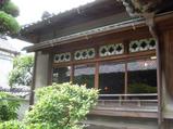 応接間の窓にはステンドグラスが見える