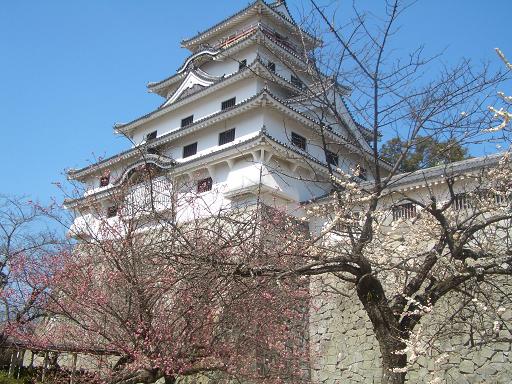 唐津城 天守閣と紅白の梅