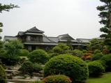 庭園から見た邸宅の全景