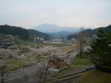 貴賓館2階から眺めるわいた山と町の風景