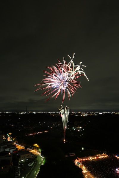 ゲリラ豪雨の中の花火大会がウソのような美しいシーン 若葉台連合自治会 ゲリラ豪雨の中の花火大会がウソのような美しいシーン 若葉台連合自治会