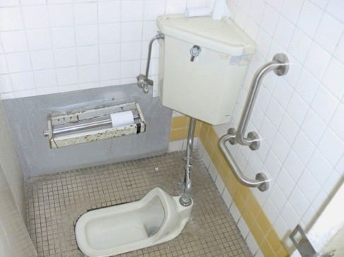 要望にこたえて商店街内公衆トイレに手すりの設置 若葉台連合自治会