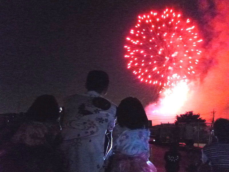 恒例の 学校の屋上からの花火鑑賞会で歓声 若葉台連合自治会