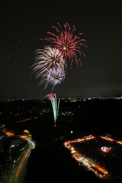ゲリラ豪雨の中の花火大会がウソのような美しいシーン 若葉台連合自治会 ゲリラ豪雨の中の花火大会がウソのような美しいシーン 若葉台連合自治会