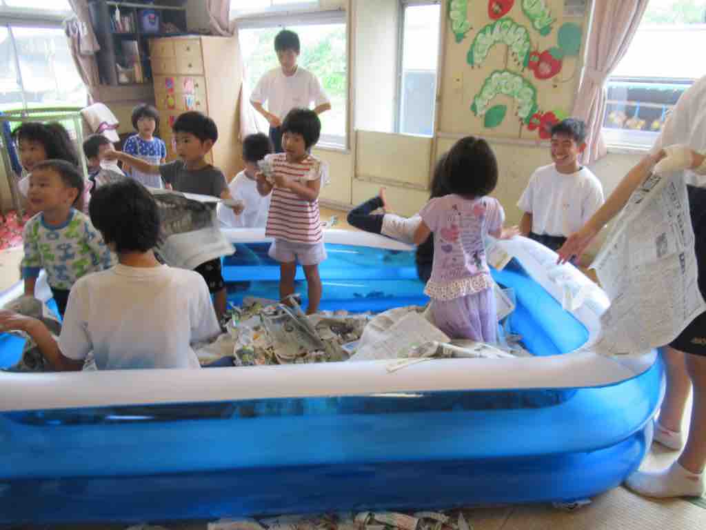 新聞プール 雨上がりのお散歩 社会福祉法人 若葉福祉会 若葉保育園 新聞プール 雨上がりのお散歩 社会福祉法人 若葉福祉会 若葉保育園