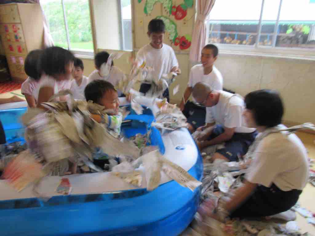 新聞プール 雨上がりのお散歩 社会福祉法人 若葉福祉会 若葉保育園 新聞プール 雨上がりのお散歩 社会福祉法人 若葉福祉会 若葉保育園