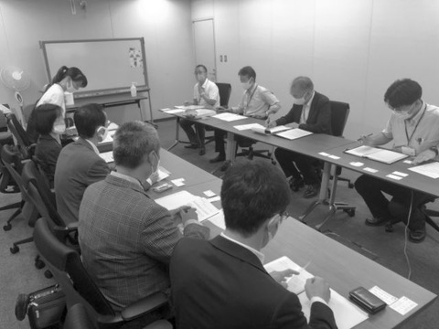厚労省と栽培農家の協議（23日、厚労省で）白黒
