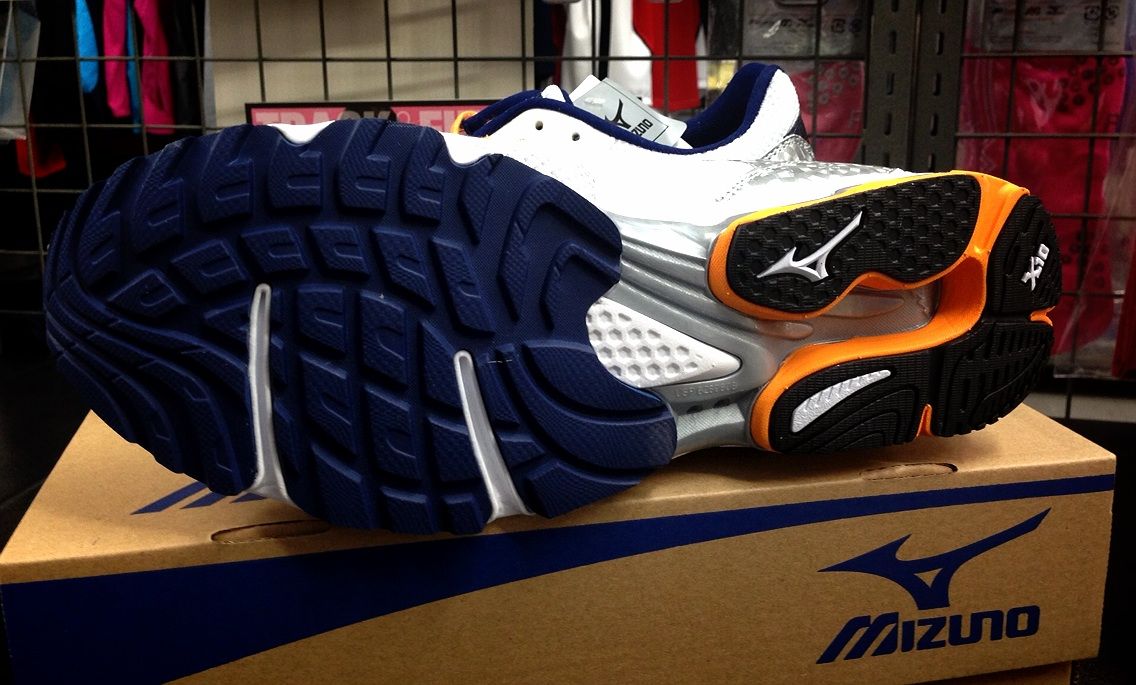 mizuno wave amulet 4