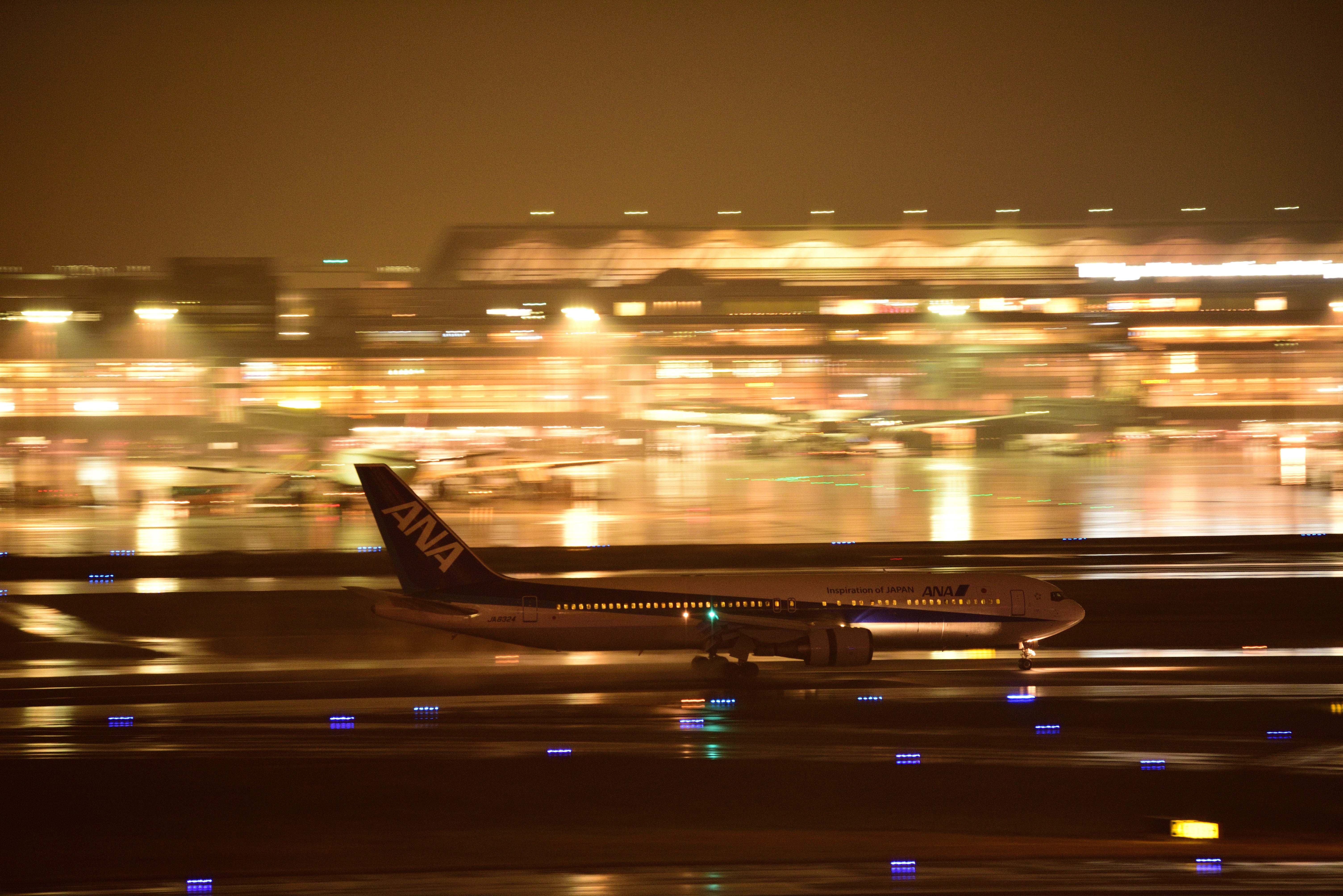 夜の羽田空港第一ターミナルで飛行機を撮影する 東京寫眞