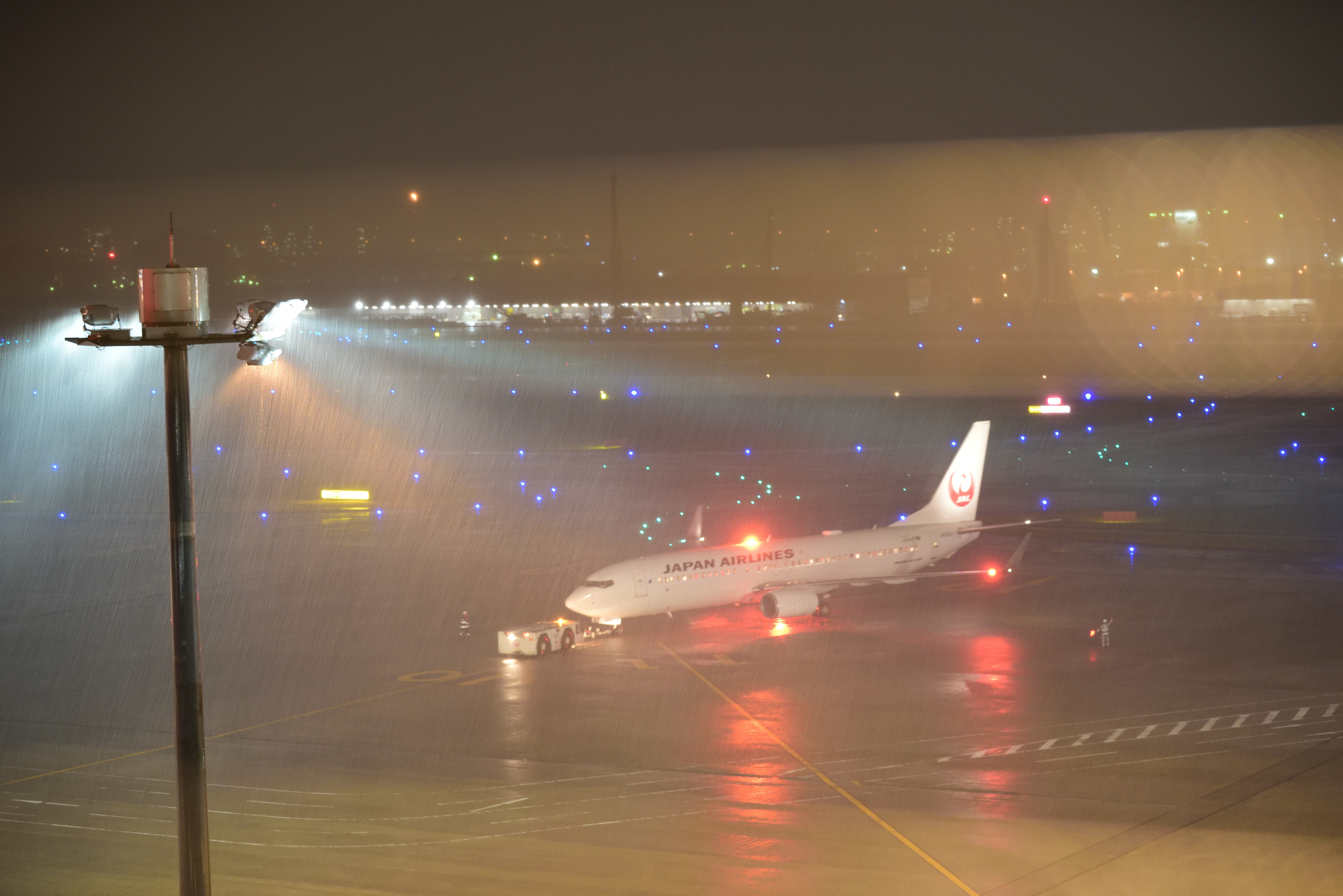 夜の羽田空港第一ターミナルで飛行機を撮影する 東京寫眞