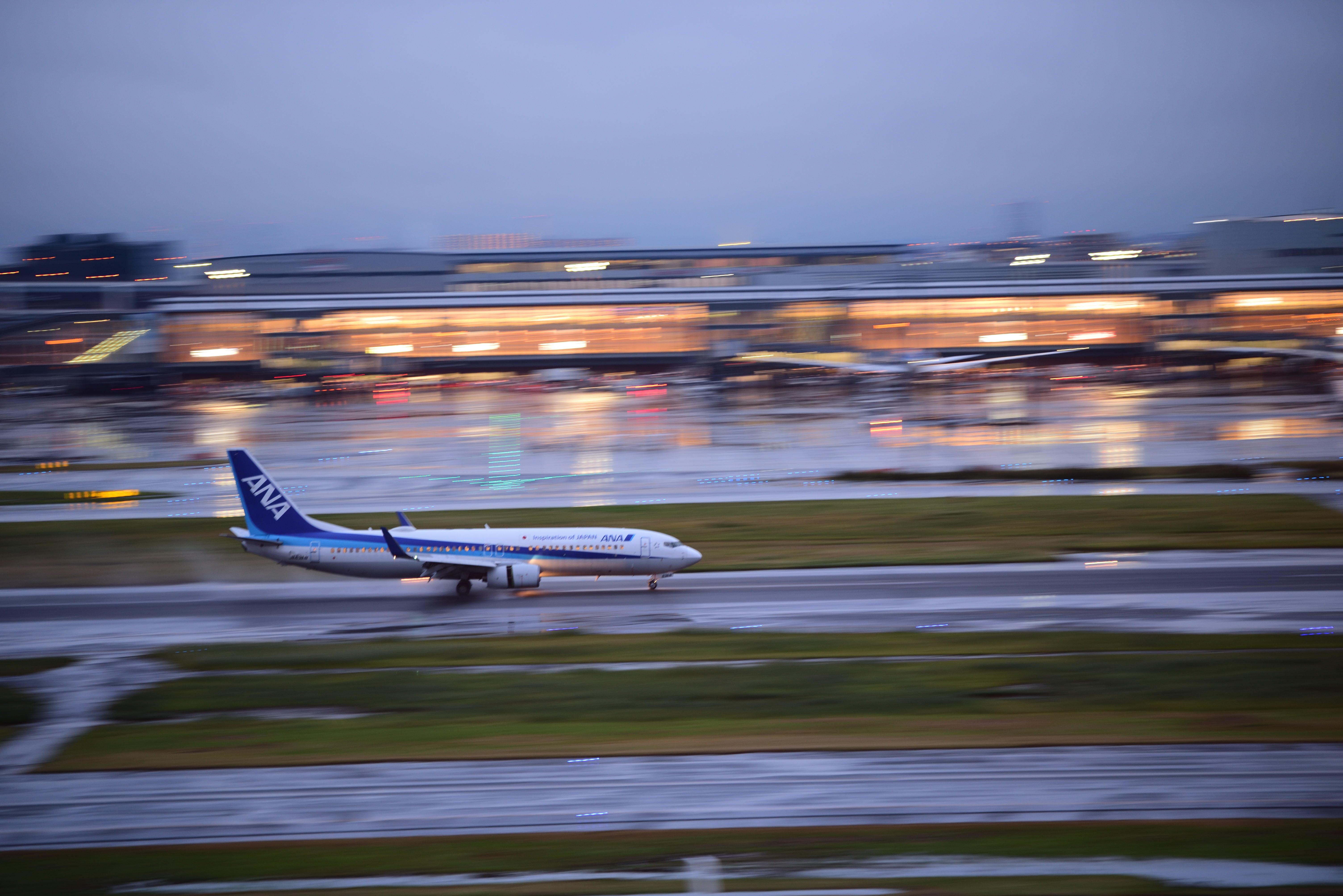 夜の羽田空港第一ターミナルで飛行機を撮影する 東京寫眞
