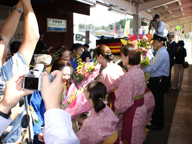 七尾線観光列車 花嫁のれん 本日より運行スタート 加賀屋ブログ 和倉温泉 旅館