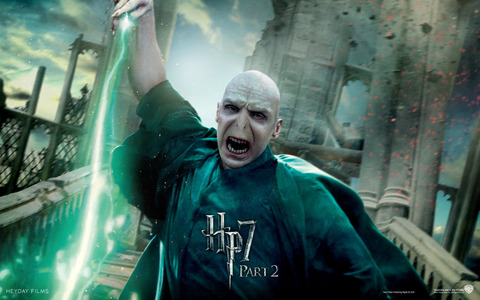 Voldemort-HP7-p2-the-guys-of-harry-potter-24073123-1920-1200[1]