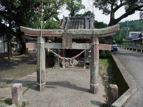 阿蘇ピンク石（馬門石）大王石棺新造作業緊急現地調査結果 : 装飾古墳