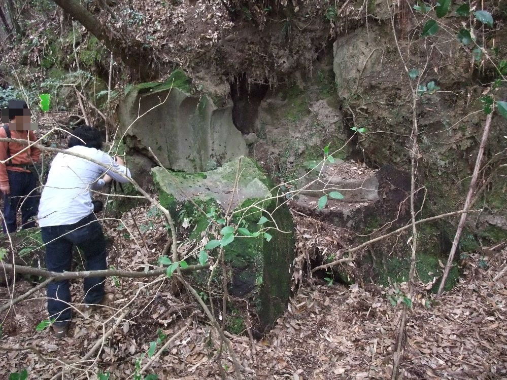 菊池川流域装飾横穴墓の荒廃を深く憂う : 装飾古墳今昔紀行 Past