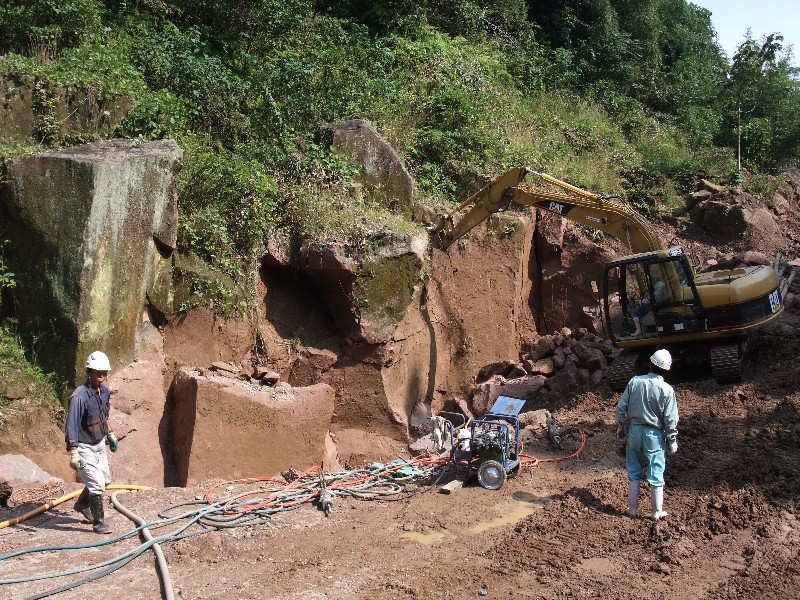 阿蘇ピンク石（馬門石）大王石棺新造作業緊急現地調査結果 : 装飾古墳