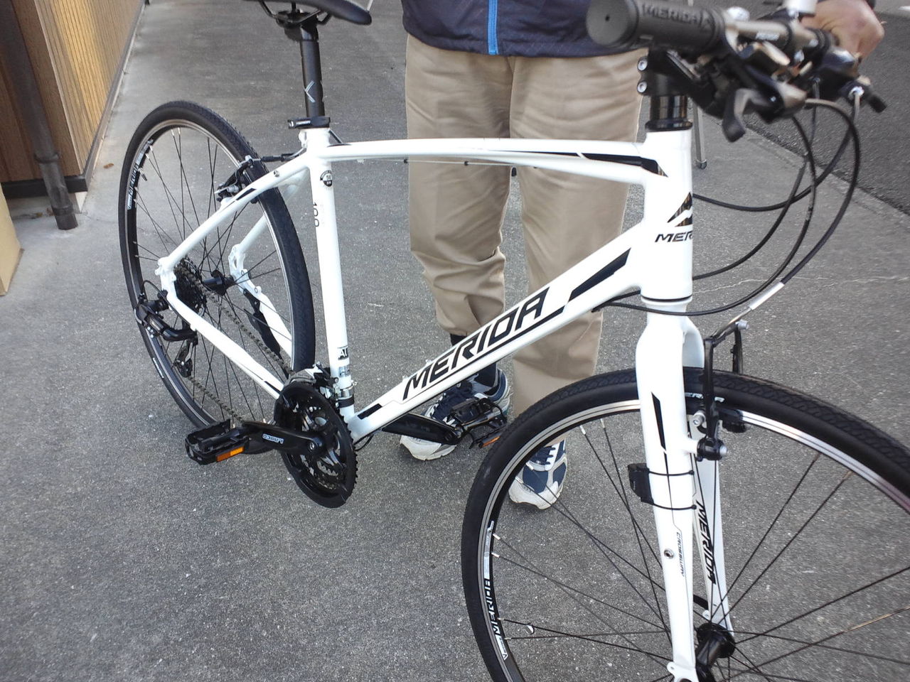 現行モデル　走行100km程度 MERIDA メリダ　CROSSWAY 100-R クロスバイク　ホワイト MERIDA ( メリダ ) クロスバイク CROSSWAY 100-R ( クロスウェイ
