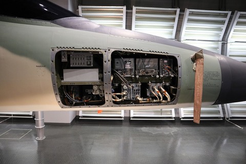 F-1機首
