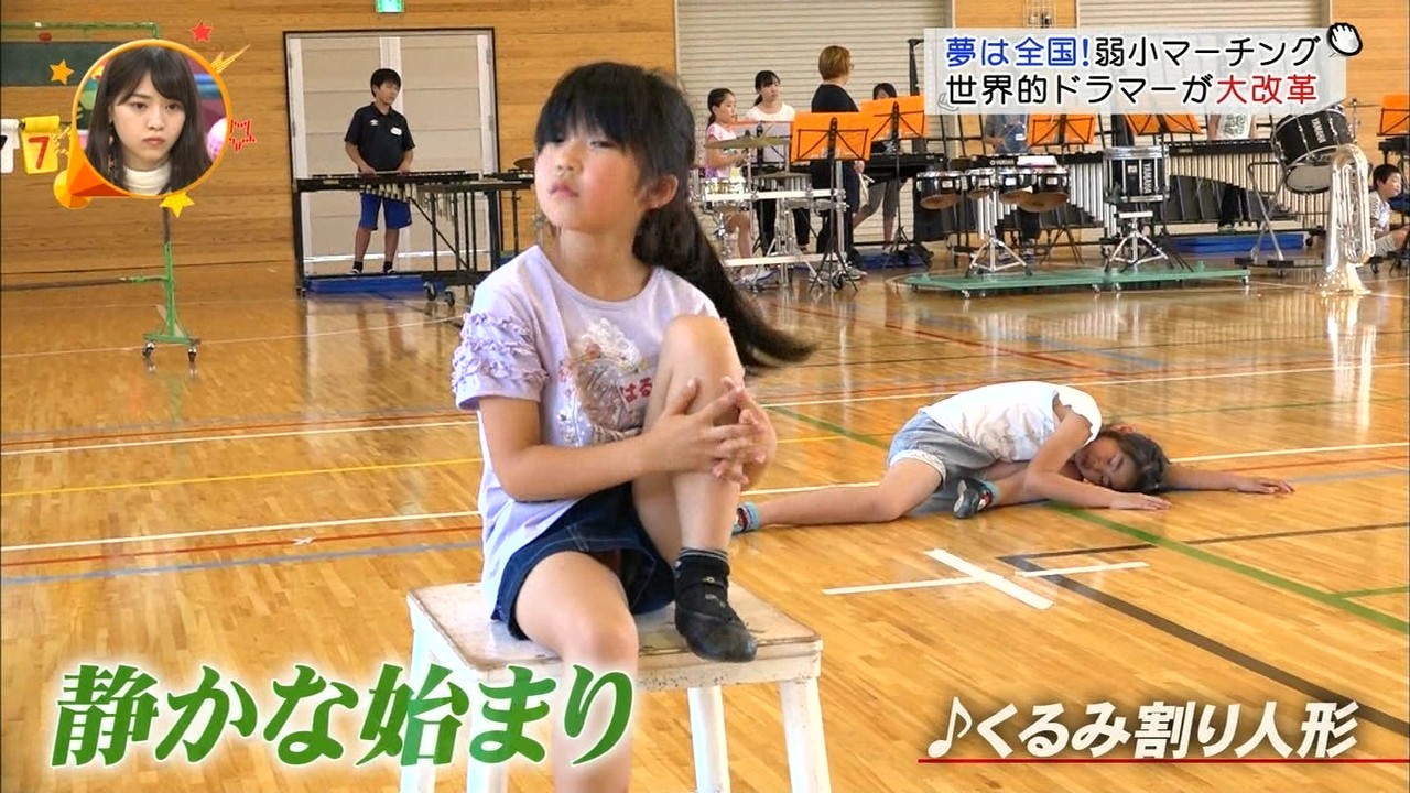 【画像】フジの「弱小マーチング特集」でJSがパンチラしてしまう放送事故 （画像あり） : ちょっぴりエッチな大人のブログ