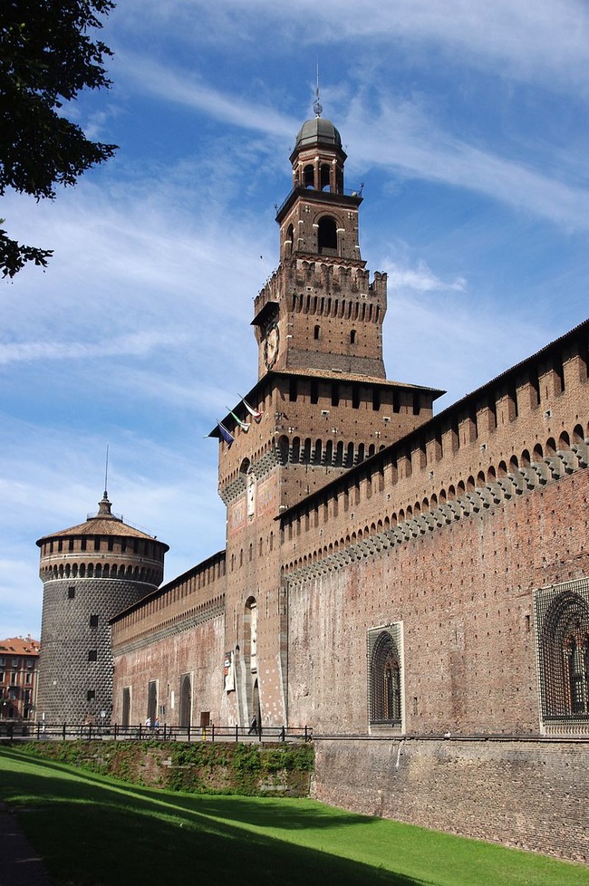800px-20110725_Castello_Sforzesco_Milan_5557