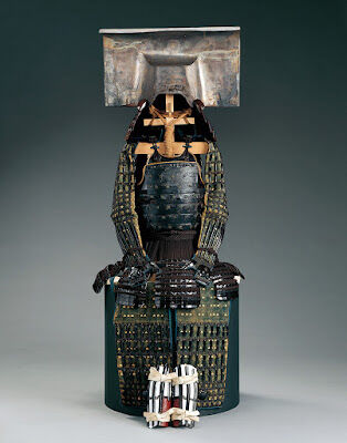 01_銀箔押一の谷形兜・黒糸威五枚胴具足