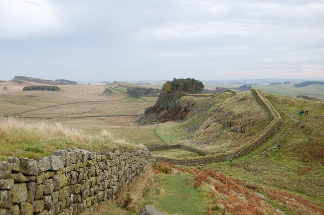 1280px-Hadrian's_Wall_west_of_Housesteads_3