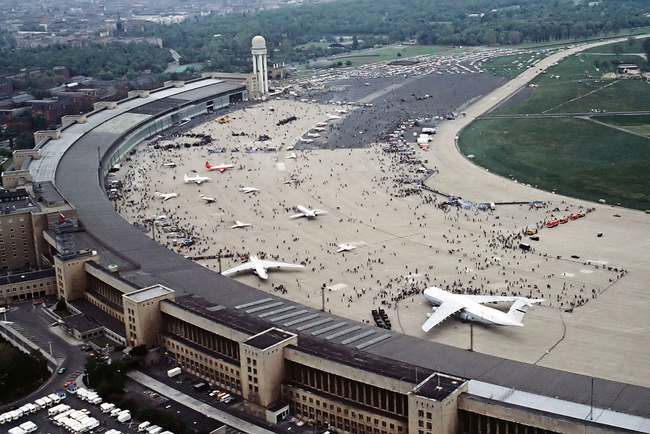 1280px-FlughafenBerlinTempelhof1984