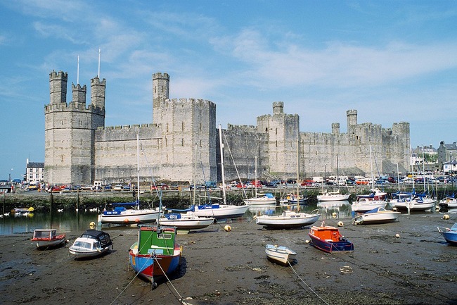 1280px-Caernarfon_Castle_1994