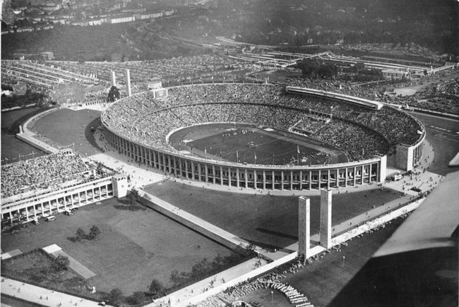 Bundesarchiv_Bild_183-R82532,_Berlin,_Olympia-Stadion_(Lufta