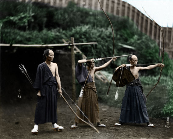 弓を射る侍をカラー化 白黒写真をカラーに Warunekoの塗り絵ブログ