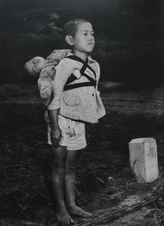 焼き場に立つ少年をカラー化 白黒写真をカラーに Warunekoの塗り絵ブログ