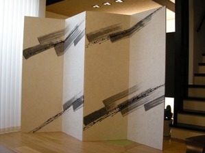 裏側は墨デザインでシャープな感じに。(墨と漆のデザイン 両面使える二曲一双屏風)