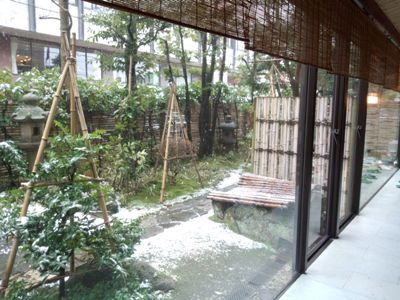 お庭を見ると、うっすら雪景色