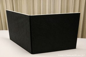 鑑賞石を引き立たせる創作和紙屏風の裏側