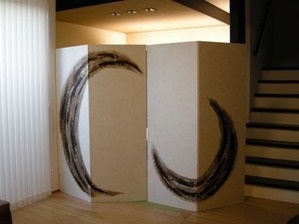 漆の濃淡で力強いデザインに。(墨と漆のデザイン 両面使える二曲一双屏風)
