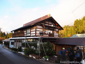 悠久紙(五箇山和紙)楮蒸し・楮はぎ(悠久紙が作られている工房兼自宅)