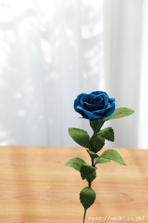 結婚1周年紙婚式プレゼント。和紙の青いバラの花一輪 (正面)