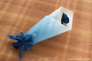 結婚1周年紙婚式プレゼント。和紙の青いバラの花一輪 (ラッピング)