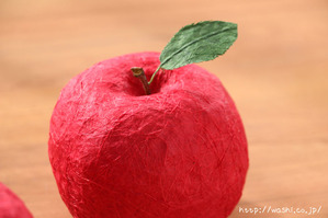 完成したリンゴのオブジェ。葉っぱ付（リンゴ型オブジェの作り方）
